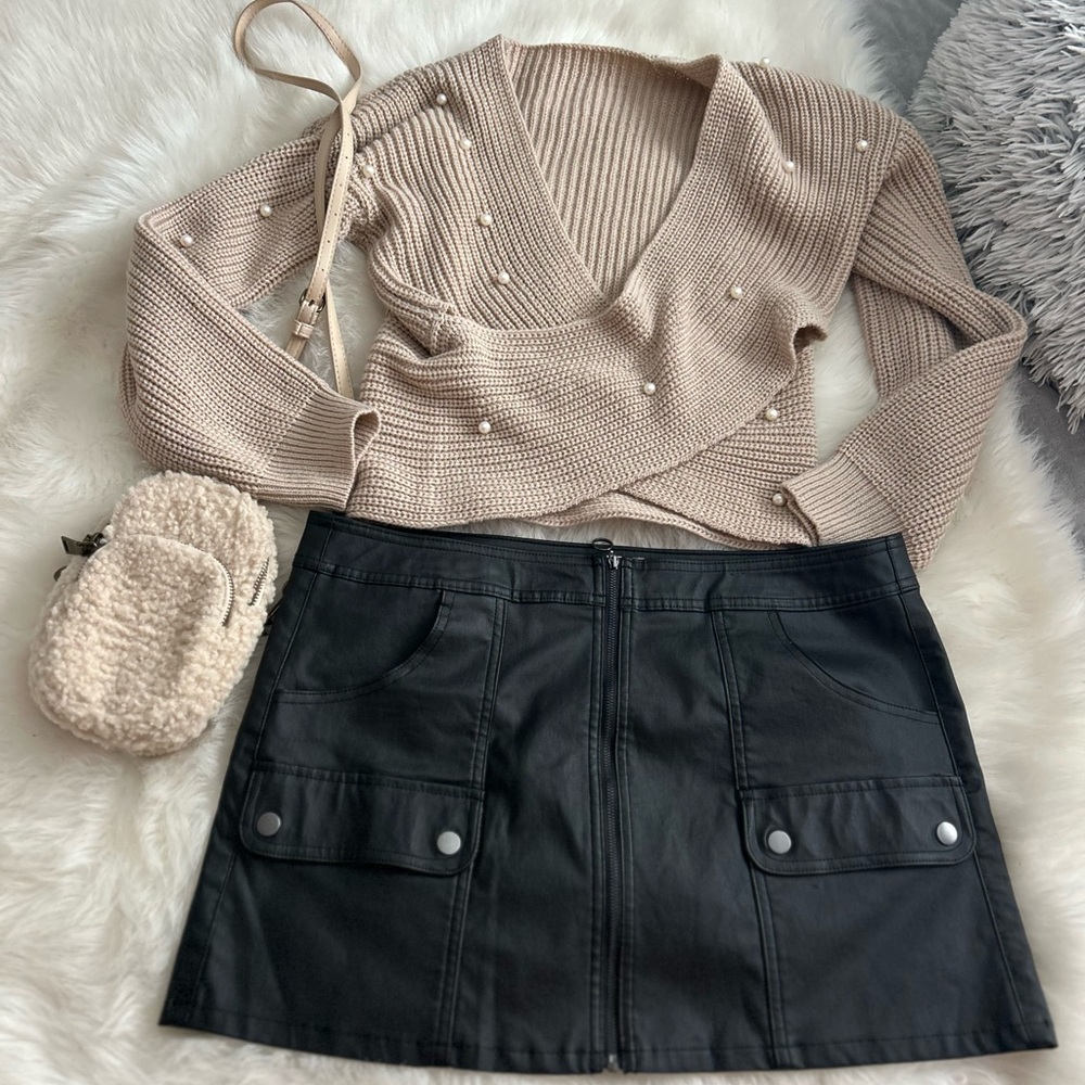Elegant Cream Sweater with Pearl Accents - Picture 6 of 9